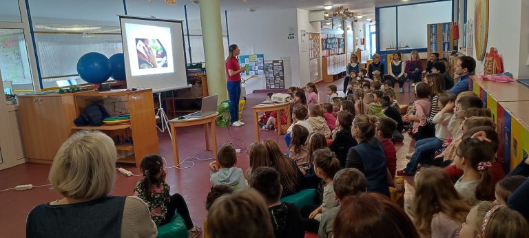 Provedba projekta “U prometu je biti lako kada znadeš pravilo svako- Projekt cestovni promet i održivi razvoj” u područnom odjelu “Vjeverica”