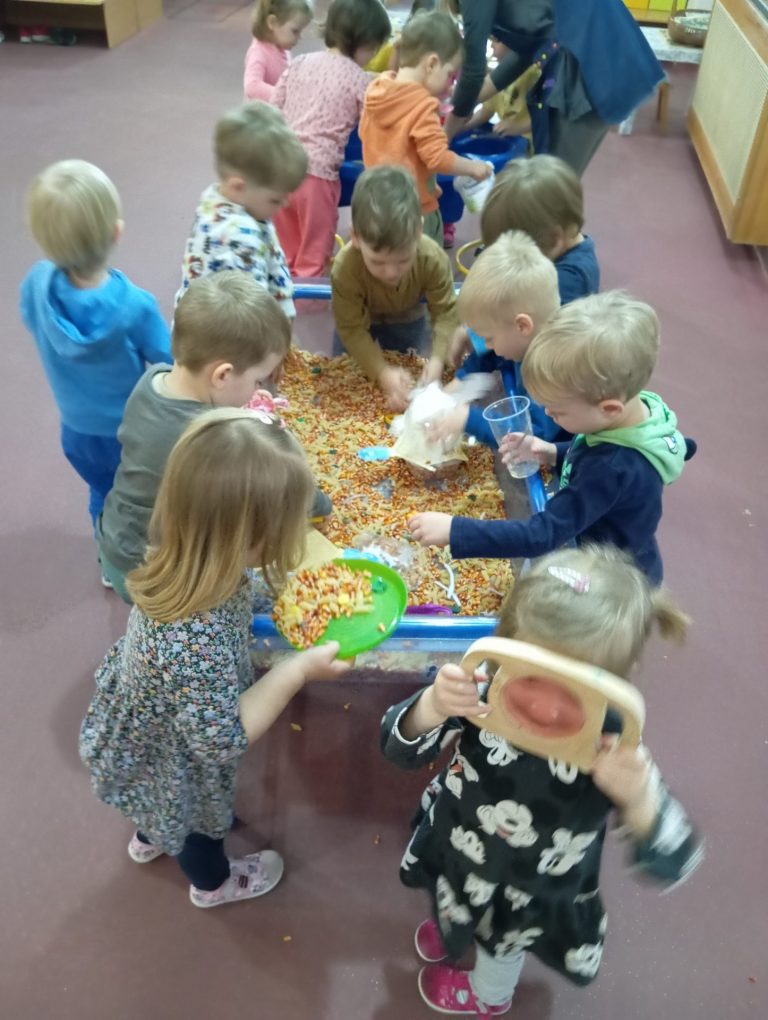 “Mravići” u aktivnosti rastresitim materijalima