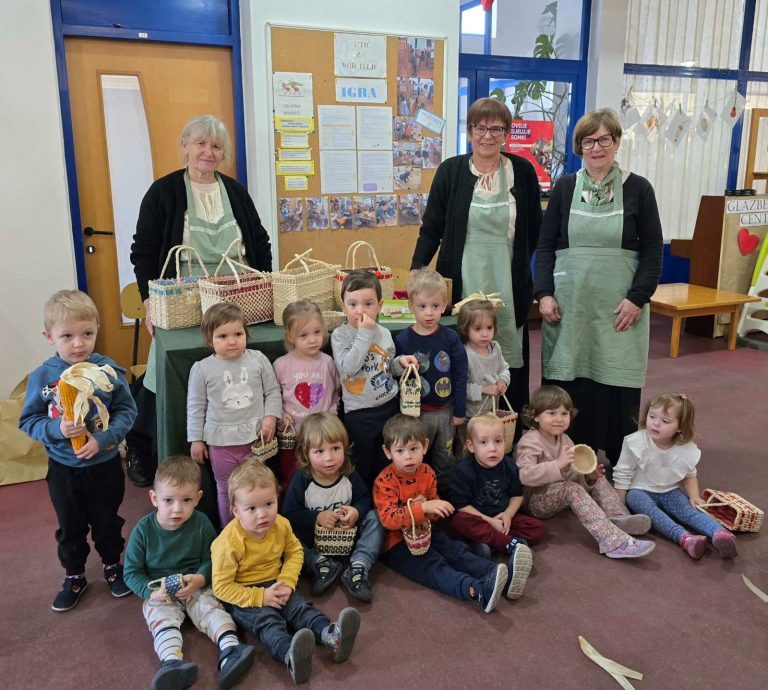 Članice “Udruge žena Nedelišće“ pokazale djeci iz područnog odjela “Vjeverica“ kako se plete ceker od luščinja