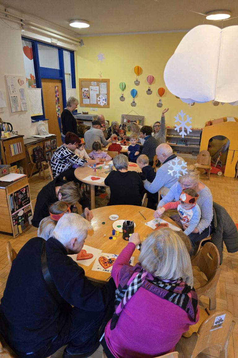 Radionica povodom Valentinova s bakama i djedovima u III. jasličkoj skupini “Točkice”
