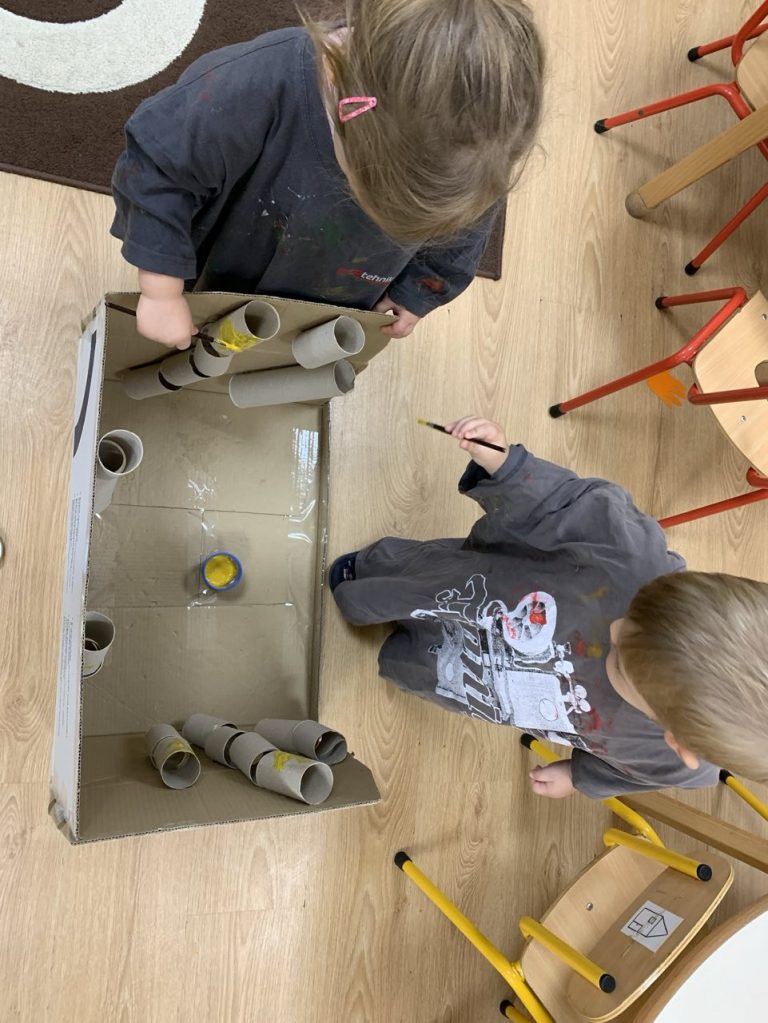 Izrada igrački u mješovitoj jasličkoj skupini