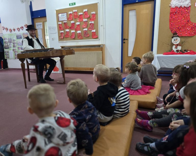 Posjet glazbenika Nevena Kolarića područnom odjelu “Vjeverica“ Dječjeg vrtića Cipelica u sklopu projekta “Upoznajmo svoj zavičaj“