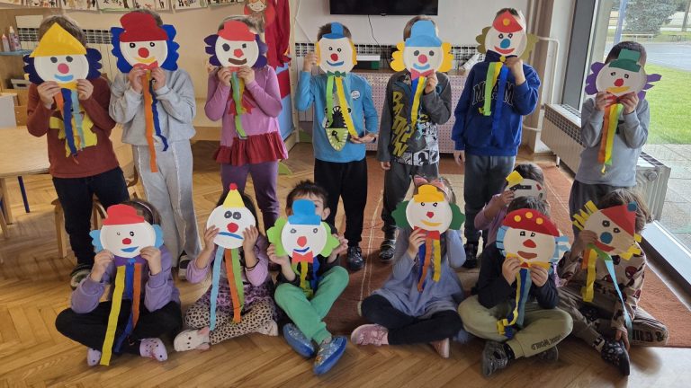 MASKENBAL POD ŠARENIM NOSIĆIMA