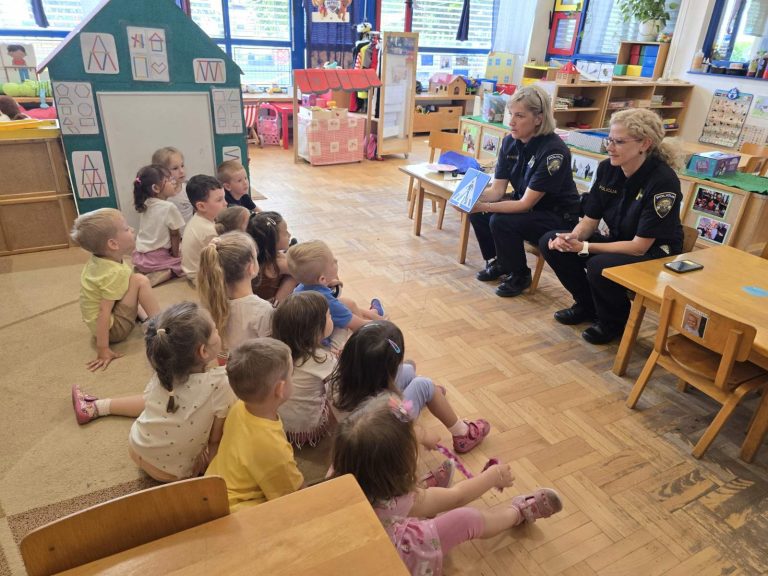 Skupinu “Točkice” posjetile policijske službenice 