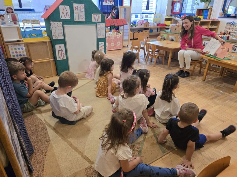 MALIŠANI IZ SKUPINE „TOČKICE“ UČILI O ZDRAVOJ PREHRANI I PRIPREMALI SMUTI